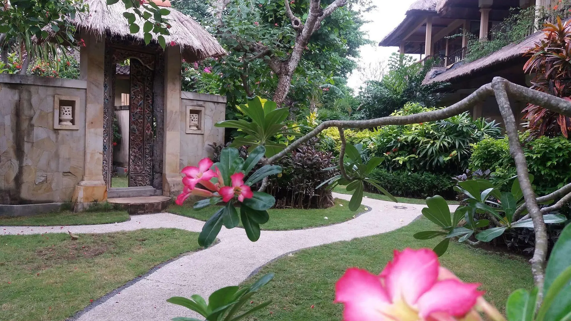 Hotel The Sari Beach Legian